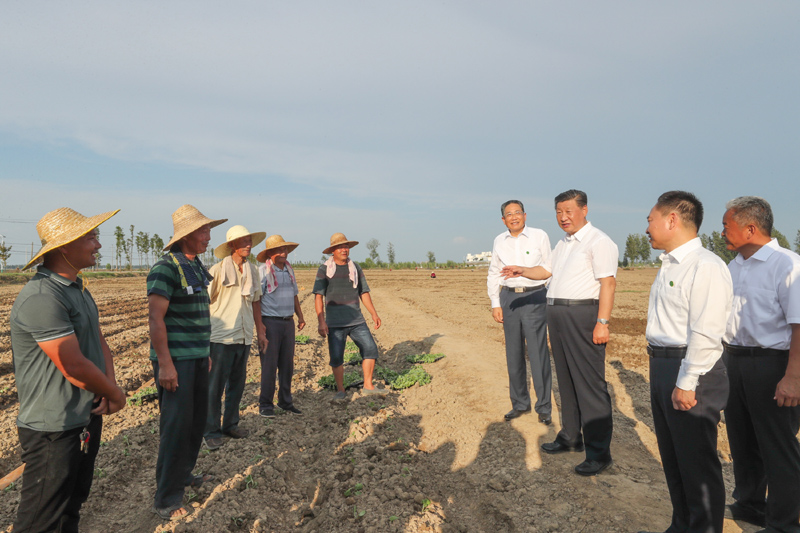 8月18日至21日，中共中央总书记、国家主席、中央军委主席习近平在安徽省考察。这是18日下午，习近平在阜阳市阜南县蒙洼蓄洪区，同正在退水地块补种蔬菜的乡亲们亲切交流。